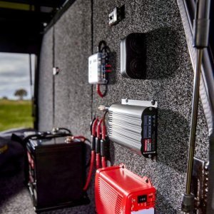 Redarc CORE25 salona akumulatora lādētājs