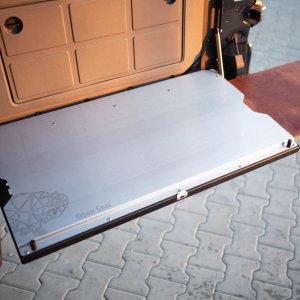 Drop-down tailgate table Bison Gear