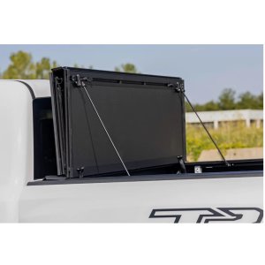 Hard tri-fold flip up bed cover Rough Country 5'7"