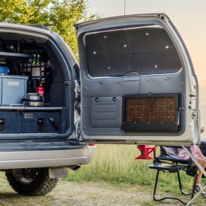Drop-down tailgate table Bison Gear