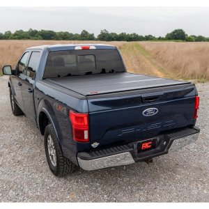 Hard bed cover tri-fold low profile Rough Country 5'7"